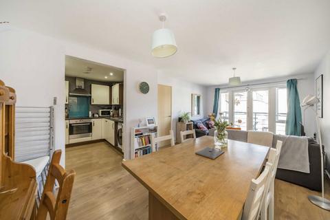 3 bedroom flat for sale, Seven Sisters Road, London N4