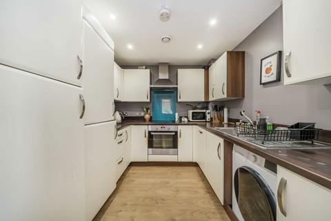 3 bedroom flat for sale, Seven Sisters Road, London N4