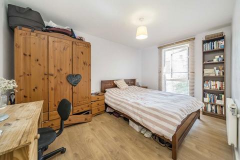 3 bedroom flat for sale, Seven Sisters Road, London N4