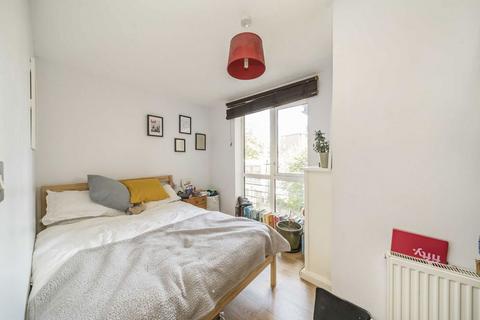 3 bedroom flat for sale, Seven Sisters Road, London N4