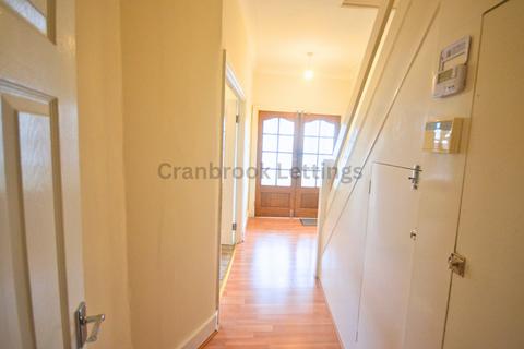 3 bedroom terraced house to rent, Ridgeway Gardens, IG4 5HL