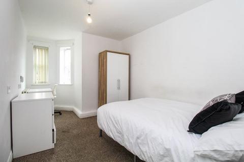 4 bedroom apartment to rent, Hyde Park Road - BILLS INCLUDED, Leeds LS6
