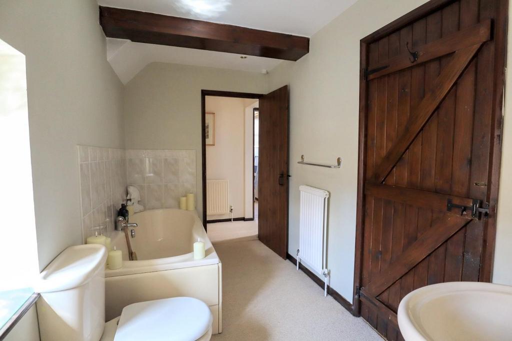 Bathroom (2).jpg