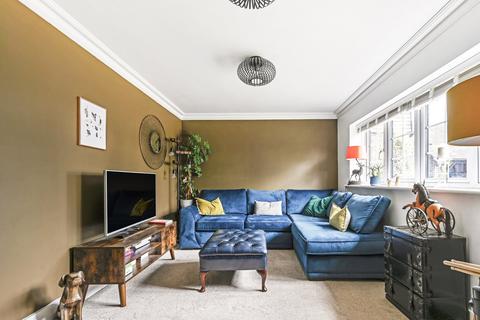 2 Garden Close, Woodchurch, Ashford, TN26 3NX