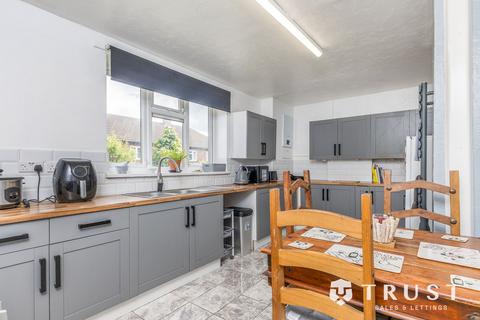 3 bedroom semi-detached house for sale, Lincoln Avenue, Heckmondwike, WF16