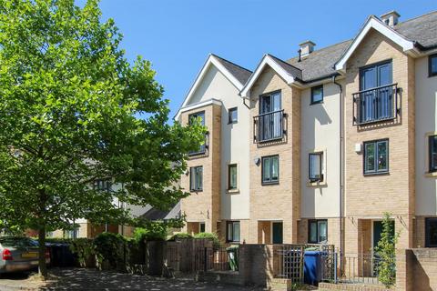3 bedroom townhouse to rent, Circus Drive, Cambridge CB4