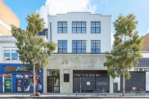 Studio to rent, Holloway Road, London  N7