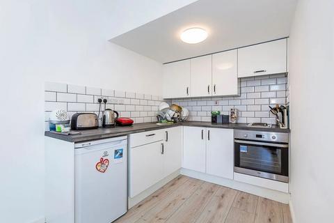 Studio to rent, Holloway Road, London  N7