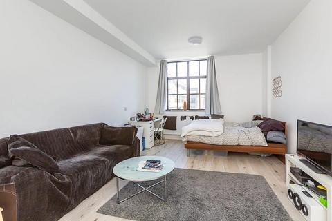 Studio to rent, Holloway Road, London  N7