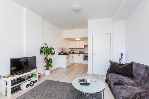 Studio to rent, Holloway Road, London  N7