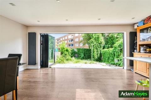 undefined, George Crescent, London N10