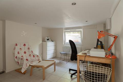 73 Lesbourne Road, Reigate, RH2 7JX