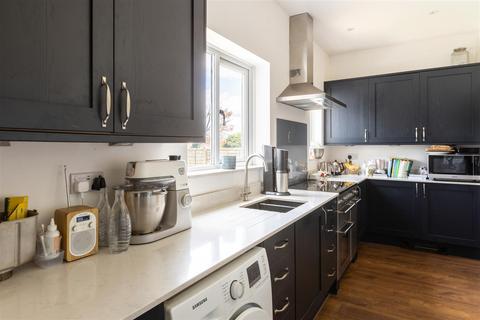 79 Alexander Road, Reigate, RH2 8EA