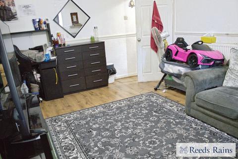 2 bedroom semi-detached house to rent, Eastern Avenue East, Romford RM1