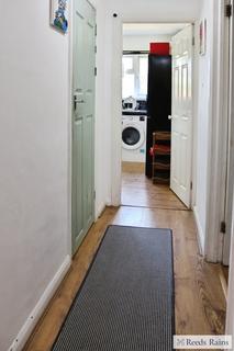 2 bedroom semi-detached house to rent, Eastern Avenue East, Romford RM1