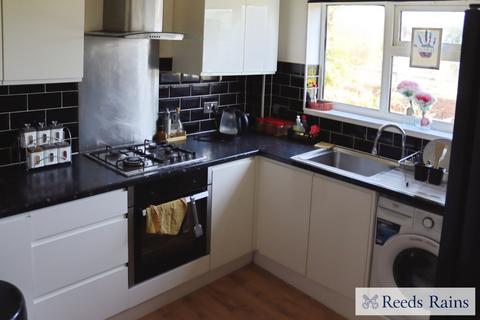 2 bedroom semi-detached house to rent, Eastern Avenue East, Romford RM1