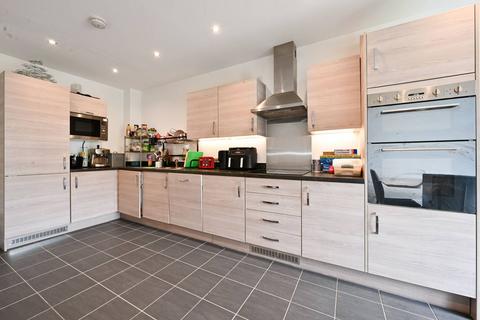 3 bedroom flat to rent, Robinswood Gardens, Walthamstow, London, E17