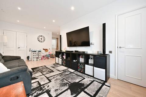 3 bedroom flat to rent, Robinswood Gardens, Walthamstow, London, E17