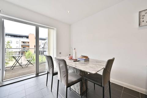 3 bedroom flat to rent, Robinswood Gardens, Walthamstow, London, E17