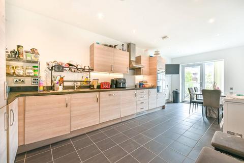 3 bedroom flat to rent, Robinswood Gardens, Walthamstow, London, E17