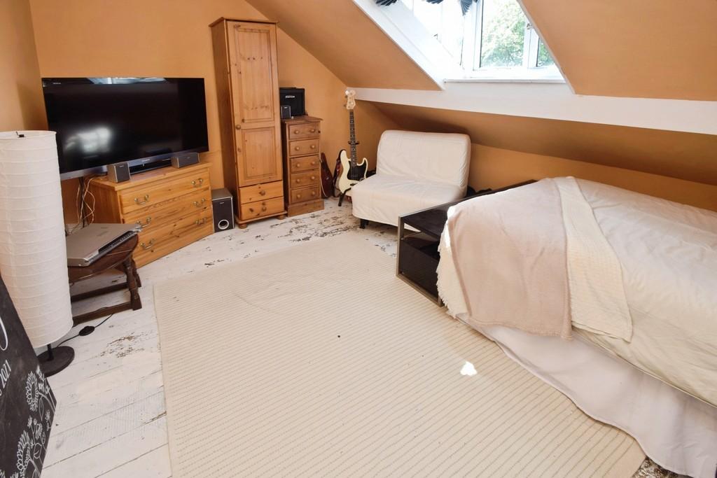 2f0c6f33-Bedroom 203