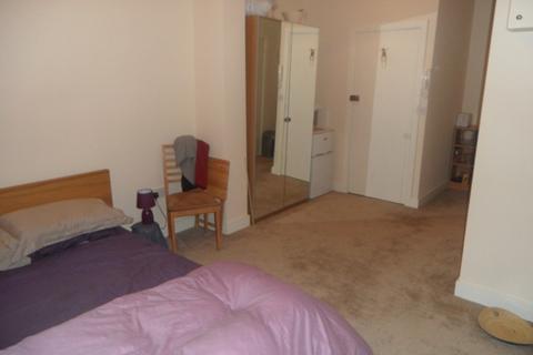 Studio to rent, Large Double Room with En-Suite - Hounslow Central