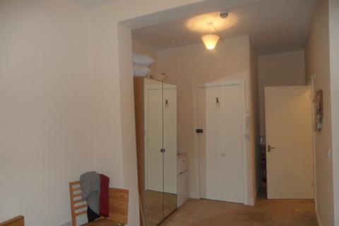 Studio to rent, Large Double Room with En-Suite - Hounslow Central