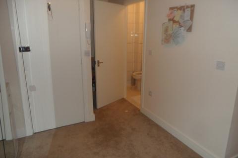 Studio to rent, Large Double Room with En-Suite - Hounslow Central