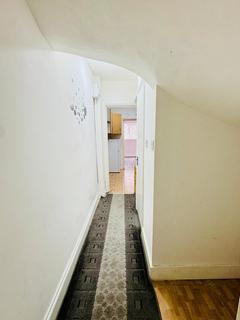 Studio to rent, Lea Bridge Road Leyton