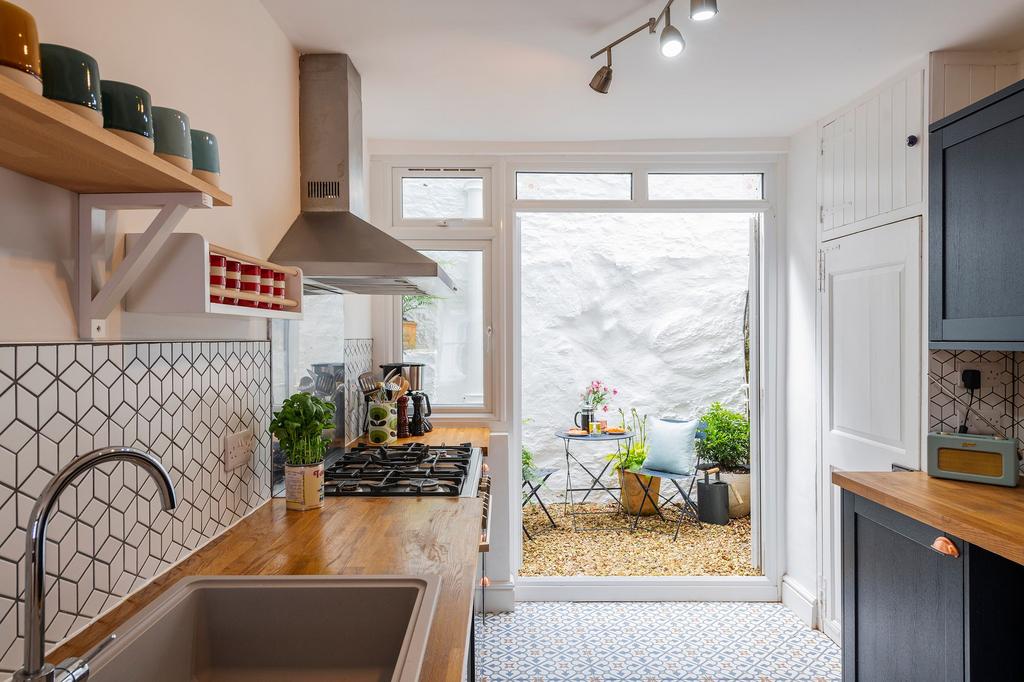 Kitchen Bay House, 29 South Ford Road, Dartmouth