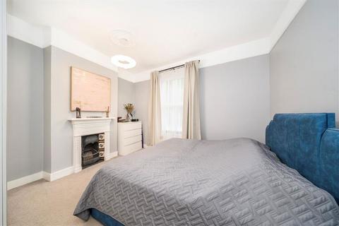 2 bedroom flat for sale, Hillreach, London SE18