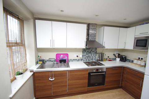 2 bedroom flat to rent, Langley Road, Watford, WD17