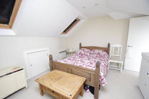 2 bedroom flat to rent, Langley Road, Watford, WD17