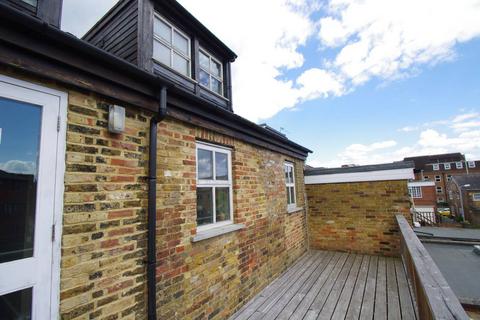2 bedroom flat to rent, Langley Road, Watford, WD17