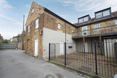 2 bedroom flat to rent, Langley Road, Watford, WD17