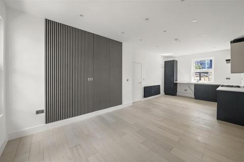 3 bedroom flat for sale, Mansell Road, London