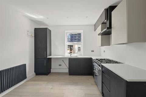 3 bedroom flat for sale, Mansell Road, London