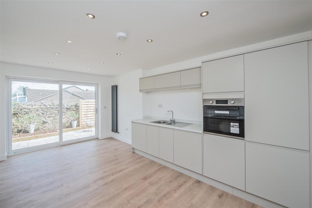 Fitted Kitchen &amp; Dining Area: