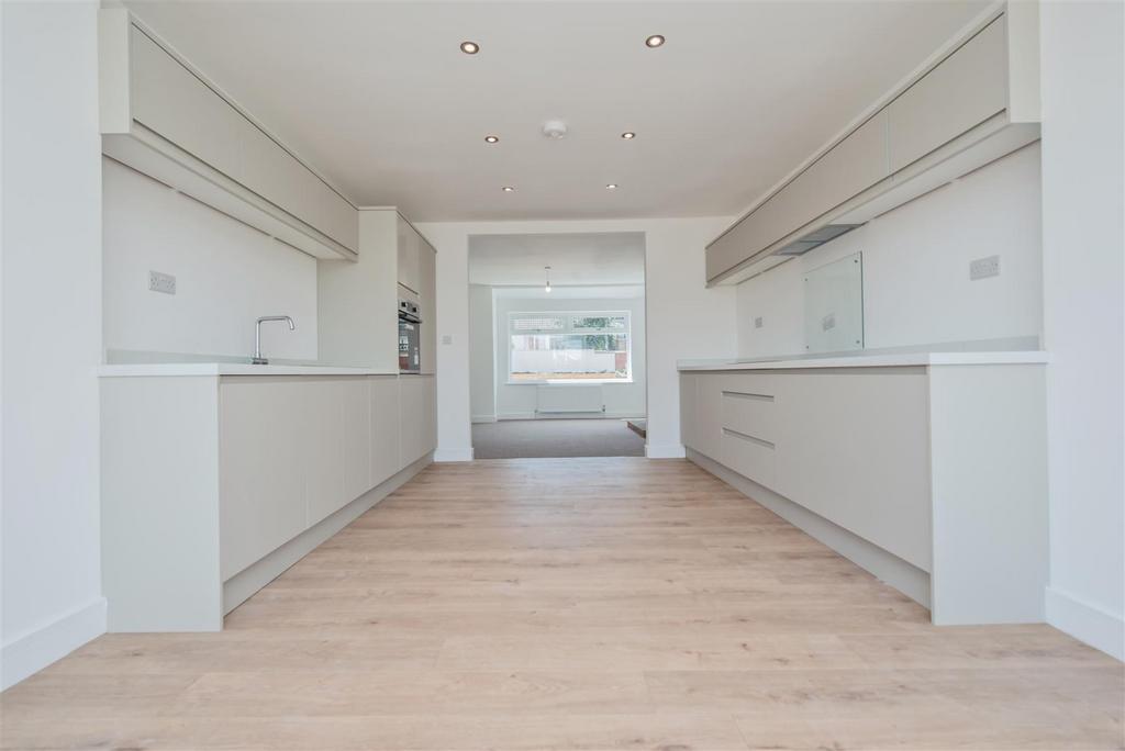 Fitted Kitchen &amp; Dining Area:
