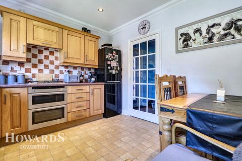 11 Amber Drive, Kessingland, Lowestoft, NR33 7UL