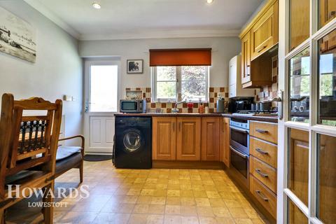 11 Amber Drive, Kessingland, Lowestoft, NR33 7UL