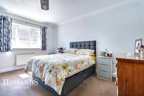 11 Amber Drive, Kessingland, Lowestoft, NR33 7UL