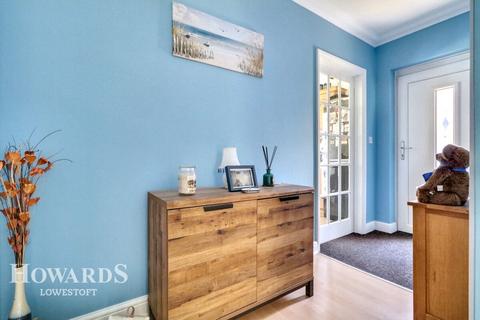 11 Amber Drive, Kessingland, Lowestoft, NR33 7UL