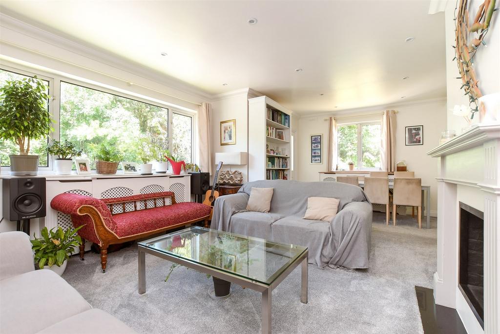 Lounge/Dining Area