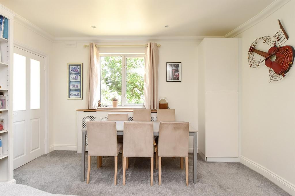 Lounge/Dining Area