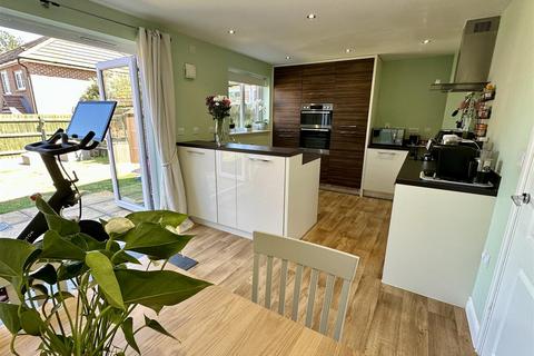 28 Boehm Drive, Alcester, B49 6FG