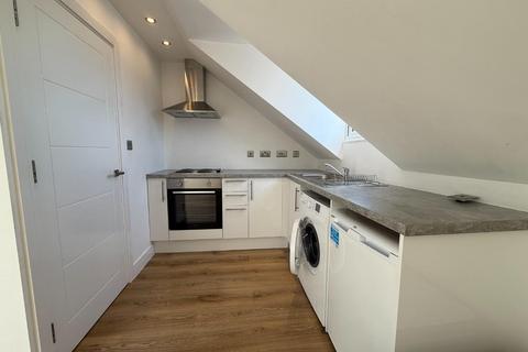 Studio to rent, Lampton Road, TW3