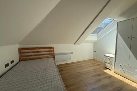 Studio to rent, Lampton Road, TW3
