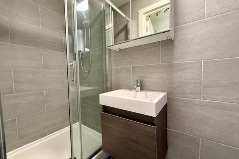 Studio to rent, Lampton Road, TW3