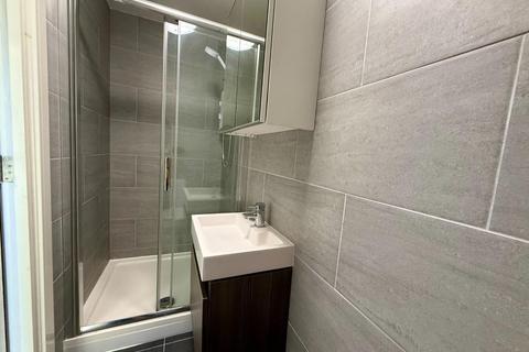 Studio to rent, Lampton Road, TW3
